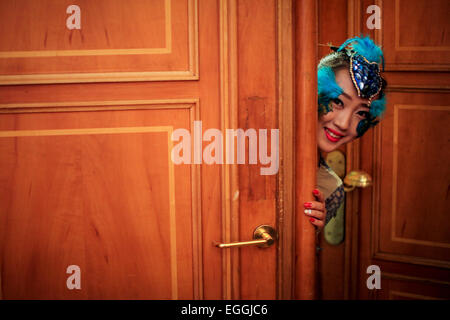 Berlin, Allemagne. Feb 24, 2015. Une danseuse chinoise attend de venir sur la scène au cours de la 'Happy Chinese New Year" soirée de gala pour célébrer le Nouvel An lunaire traditionnel chinois, ou Fête du printemps à l'Hôtel de Ville Rouge de Berlin à Berlin, Allemagne, le 24 février 2015. © Zhang Fan/Xinhua/Alamy Live News Banque D'Images