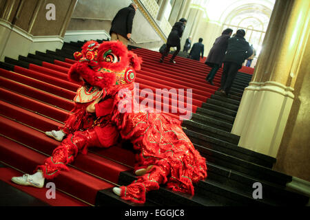 Berlin, Allemagne. Feb 24, 2015. Danseurs Lion salue le public avant la 'Happy Chinese New Year" soirée de gala pour célébrer le Nouvel An lunaire traditionnel chinois, ou Fête du printemps à l'entrée de l'Hôtel de Ville Rouge de Berlin à Berlin, Allemagne, le 24 février 2015. © Zhang Fan/Xinhua/Alamy Live News Banque D'Images