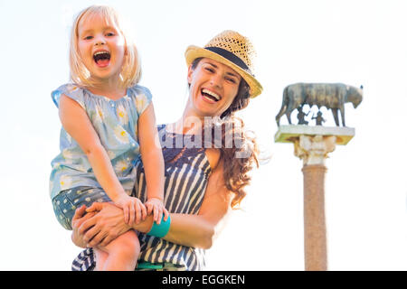 Portrait of happy mother and baby girl en face de loup capitolin, Pise, toscane, italie Banque D'Images