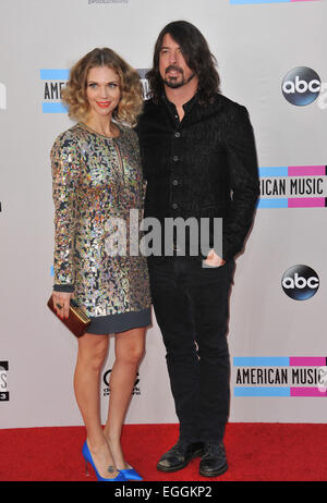 LOS ANGELES, CA - 24 NOVEMBRE 2013 : Dave Grohl et Jordyn Blum en 2013 American Music Awards au Nokia Theatre, la vivre. Banque D'Images