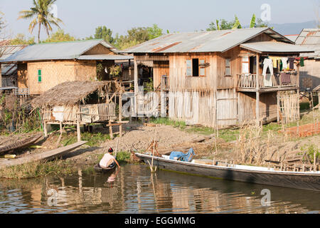 Simple de base voie navigable du canal sur les maisons près de la ville principale de Nyaungshwe ville sur les banques du lac Inle (Birmanie, Myanmar,, Banque D'Images