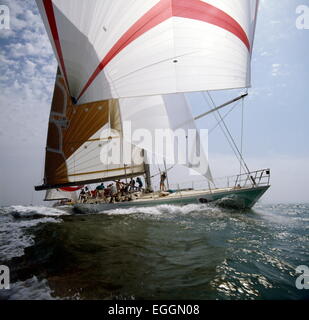 AJAXNETPHOTO. 1985. SOLENT, en Angleterre. - WHITBREAD ROUND THE WORLD RACE - SIMON LE BON TAMBOUR DU 77FT CONÇU PAR RON HOLLAND AU DÉMARRAGE. PHOTO : JONATHAN EASTLAND / AJAX REF:853014 Banque D'Images