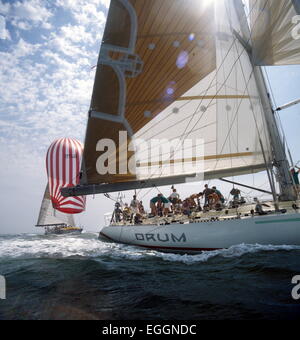 AJAXNETPHOTO. 1985. SOLENT, en Angleterre. - WHITBREAD ROUND THE WORLD RACE - SIMON LE BON TAMBOUR DU 77FT CONÇU PAR RON HOLLAND. PHOTO : JONATHAN EASTLAND / AJAX REF:853028 Banque D'Images