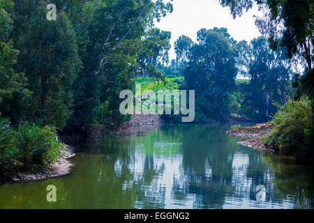 Rives du Jourdain au site baptismal, Israël Banque D'Images