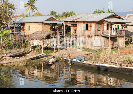 Simple de base voie navigable du canal sur les maisons près de la ville principale de Nyaungshwe ville sur les banques du lac Inle (Birmanie, Myanmar,, Banque D'Images