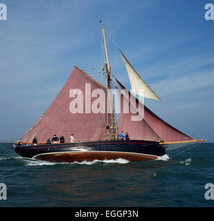 AJAXNETPHOTO - 18ème juin, 1994. Le Solent, ANGLETERRE - PREMIÈRE FASTNET GAGNANT - LE VIEUX FRANÇAIS LE HAVRE PILOT CUTTER JOLIE BRISE BÉNÉFICIE D'UNE BRISE DE FISSURATION SOLENT. Le YACHT A ÉTÉ LE GAGNANT DE LA PREMIÈRE FASTNET OCEAN RACE EN 1925. PHOTO : JONATHAN EASTLAND /AJAX REF:900396 Banque D'Images