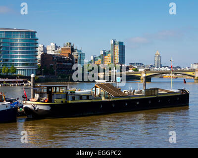 Péniches sur la Tamise près de Chelsea London UK avec Battersea Bridge en arrière-plan Banque D'Images