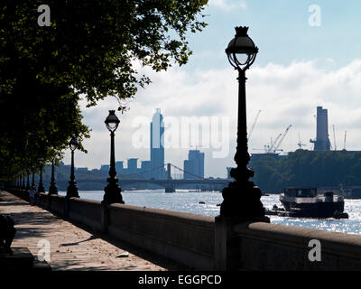 Vue vers l'Est le long de la Tamise, le remblai de Chelsea à Londres Angleterre Royaume-uni avec skyline qui se profile dans la distance Banque D'Images