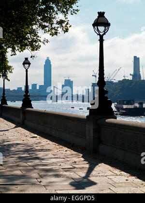 Vue vers l'Est le long de la Tamise, le remblai de Chelsea à Londres Angleterre Royaume-uni avec skyline qui se profile dans la distance Banque D'Images