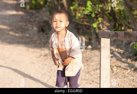 Jeune garçon avec thanaka esthétique,coller sur son visage au village sur banque du lac Inle (Birmanie, Myanmar,, Banque D'Images