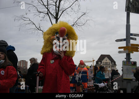 Bâle, Suisse. 24 Février, 2015. Selon wiki, Carnaval de Bâle est l'un des top 50 les festivités locales en Europe. Il faut trois jours du 23 au 25 février 2015. Un participant (Fasnächtler en suisse-allemand) est indiqué sur la photo. Credit : swiss.photos/Alamy Live News Banque D'Images