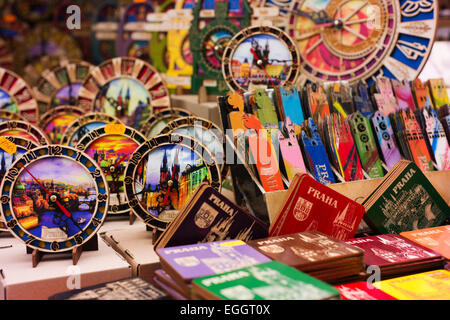 Babioles touristiques à vendre dans un marché de la vieille ville de Prague. Banque D'Images