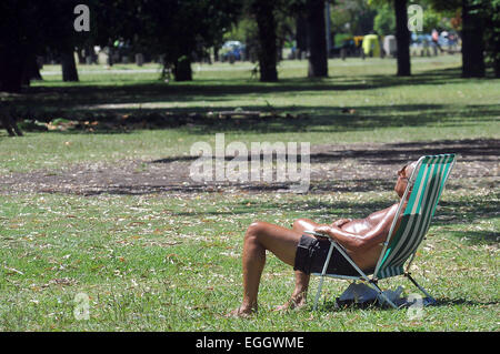 Buenos Aires, Argentine. Feb 24, 2015. Un homme se repose au soleil, pendant la vague de chaleur, à Buenos Aires, capitale de l'Argentine, le 24 février 2015. La vague de chaleur a continué à Buenos Aires où la température a marqué une sensation thermique de 35,6 degrés Celsius, selon la presse locale. © Victoria Egurza/TELAM/Xinhua/Alamy Live News Banque D'Images