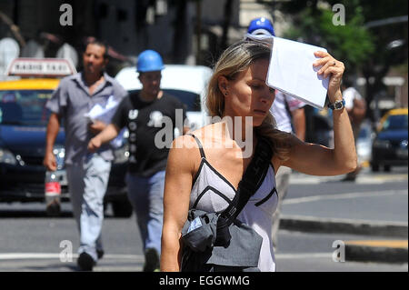 Buenos Aires, Argentine. Feb 24, 2015. Un résident couvre elle-même contre le soleil, pendant la vague de chaleur, à Buenos Aires, capitale de l'Argentine, le 24 février 2015. La vague de chaleur a continué à Buenos Aires où la température a marqué une sensation thermique de 35,6 degrés Celsius, selon la presse locale. © Victoria Egurza/TELAM/Xinhua/Alamy Live News Banque D'Images