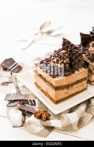 Tranche de gâteau au chocolat sucré dans la plaque, selective focus Banque D'Images