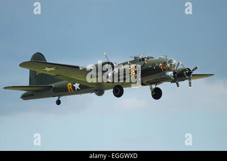 B-17 Flying Fortress in World War II United States Army Air Corps couleurs décollant de l'aéroport de Duxford, Angleterre. Banque D'Images