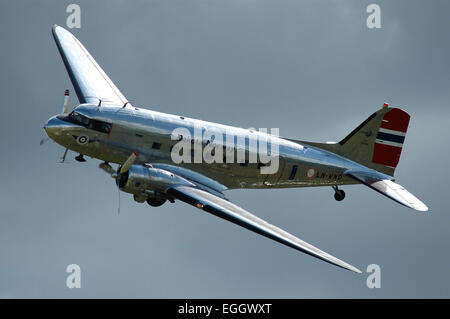 Douglas C-47 Dakota dans les couleurs norvégiennes lors d'un passage à basse altitude au-dessus de l'aéroport à Duxford, Angleterre. Banque D'Images