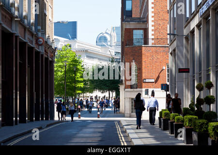 Les touristes et les employés de bureau se mêlent sur carter Lane, dans la ville de Londres vu en été Banque D'Images