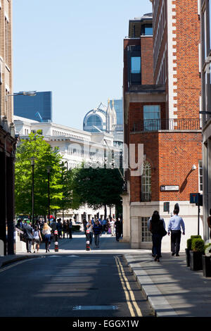 Les touristes et les employés de bureau se mêlent sur carter Lane, dans la ville de Londres vu en été Banque D'Images