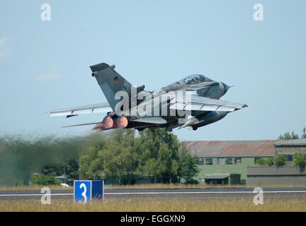 Tornado ECR de l'Armée de l'air allemande décollant de la Base Aérienne de Lechfeld, en Allemagne, au cours de l'exercice 2007 de l'ÉLITE. Banque D'Images