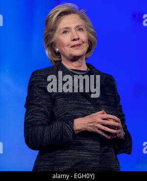 Santa Clara, Californie, États-Unis. Feb 24, 2015. Discours d'Hillary Clinton le filigrane inaugurale Conférence de la Silicon Valley pour les femmes au Santa Clara Convention Center. La conférence d'une journée à thème, ''Le plomb, '' dispose d'experts renommés des conseils, des connaissances et de partage des connaissances sur les questions d'imapacting les femmes sur le marché du travail. © Brian Cahn/ZUMA/Alamy Fil Live News Banque D'Images