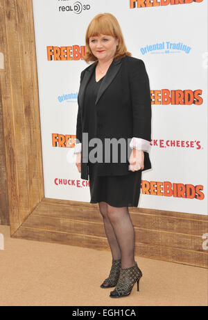 LOS ANGELES, CA - le 13 octobre 2013 : Downton Abbey star Lesley Nicol à la première mondiale de son film 'Oiseaux' au Westwood Village Theatre. Banque D'Images