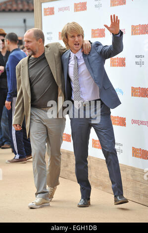 LOS ANGELES, CA - le 13 octobre 2013 : Woody Harrelson & Owen Wilson (à droite) lors de la première mondiale de leur film 'Oiseaux' au Westwood Village Theatre. Banque D'Images