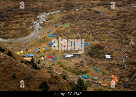 BU00200-00...BHOUTAN - Le très occupé Jangothang Camping dans la vallée le long des rives de la rivière Paro. Banque D'Images