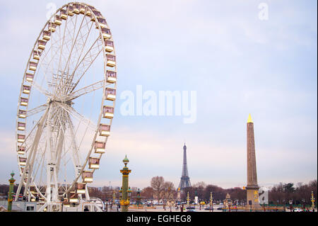 Ferries wheel à Paris au crépuscule. La Tour Eiffel sur l'arrière-plan. Banque D'Images