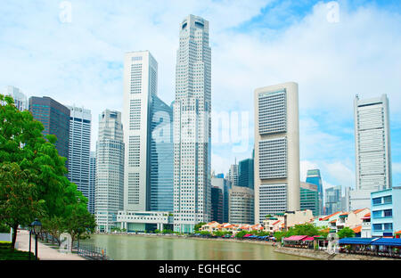 Quay Singapour avec de grands gratte-ciel dans le quartier central des affaires et et petits restaurants sur Boat Quay Banque D'Images