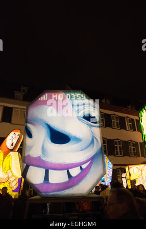 Bâle, Suisse 24 Mar 2015. Exposition lanterne, la plus grande exposition d'art à ciel ouvert du monde se tiendra du 23-35 février. Une lanterne caricaturant le démarrage précoce de la carnaval de Bâle (à 4h) est indiqué sur la photo. Credit : swiss.photos/Alamy Live News Banque D'Images