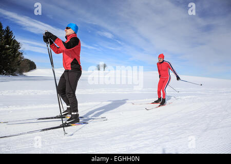 Un groupe de skieurs de fond sur la piste en Bavière Banque D'Images