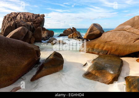 Seychelles rochers sur la plage, La Digue. Banque D'Images