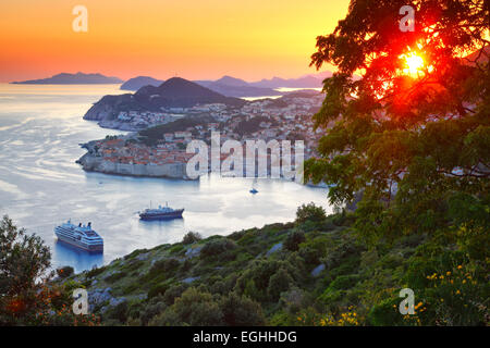 Panorama de la vieille ville de Dubrovnik en Croatie, le coucher du soleil. Banque D'Images