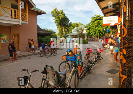 Seychelles, La Digue. Rue principale de la ville. Banque D'Images