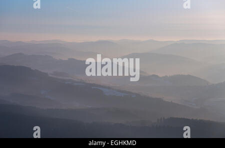 Les collines du nord de l'Eifel dans la brume matinale à Meschede, Sauerland, Rhénanie du Nord-Westphalie, Allemagne Banque D'Images