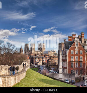 La ville de York, North Yorkshire, Angleterre, une vue le long du mur de la ville en direction de York Minster, les touristes à marcher le long de la mur. Banque D'Images