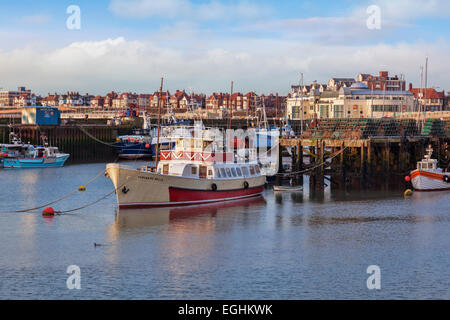 Port de Bridlington, East Yorkshire, Angleterre, Royaume-Uni, avec son célèbre bateau de plaisance, le Yorkshire Belle, en usage dans la ville depuis 1 Banque D'Images