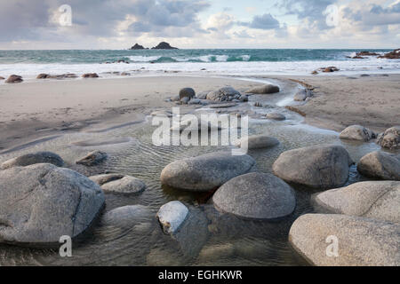 Rochers dans l'eau douce ruisseau coule à la mer, plage de Porth Nanven' 'et le Brisons, 'Cot Valley', Cornwall, England, UK Banque D'Images