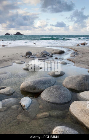 Rochers dans l'eau douce ruisseau coule à la mer, plage de Porth Nanven '', 'Cot Valley', Cornwall, England, UK Banque D'Images