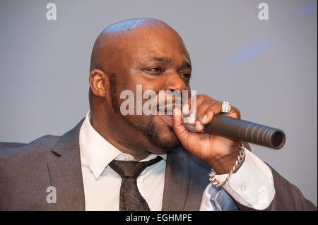 Chanteur d'Afrique noire donnant une performance live Banque D'Images