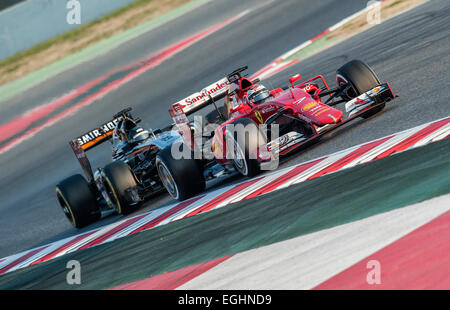 Kimi Raeikkoenen (FIN), la Scuderia Ferrari SF15-T, Sergio Perez (MEX), Sahara Force India VJM08 équipe de F1, Formule 1 session de test Banque D'Images