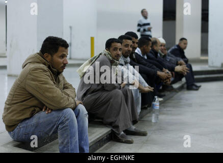 Le Caire, Égypte. Feb 23, 2015. Les Egyptiens d'attendre à l'aéroport du Caire à leur arrivée en provenance de la Libye le 24 février 2015. Le Caire a exhorté les centaines de milliers d'Égyptiens travaillant en Libye de quitter en raison de problèmes de sécurité après l'État islamique d'Irak et du Levant (EIIL) ou ISIS décapité 21 militants chrétiens coptes égyptiens en Libye © Amr Sayed/APA/Images/fil ZUMA Alamy Live News Banque D'Images