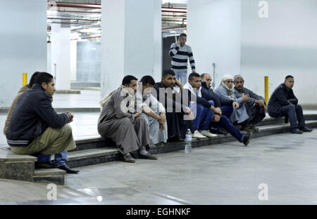 Le Caire, Égypte. Feb 23, 2015. Les Egyptiens d'attendre à l'aéroport du Caire à leur arrivée en provenance de la Libye le 24 février 2015. Le Caire a exhorté les centaines de milliers d'Égyptiens travaillant en Libye de quitter en raison de problèmes de sécurité après l'État islamique d'Irak et du Levant (EIIL) ou ISIS décapité 21 militants chrétiens coptes égyptiens en Libye © Amr Sayed/APA/Images/fil ZUMA Alamy Live News Banque D'Images