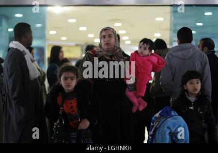 Le Caire, Égypte. Feb 23, 2015. Les Egyptiens d'attendre à l'aéroport du Caire à leur arrivée en provenance de la Libye le 24 février 2015. Le Caire a exhorté les centaines de milliers d'Égyptiens travaillant en Libye de quitter en raison de problèmes de sécurité après l'État islamique d'Irak et du Levant (EIIL) ou ISIS décapité 21 militants chrétiens coptes égyptiens en Libye © Amr Sayed/APA/Images/fil ZUMA Alamy Live News Banque D'Images