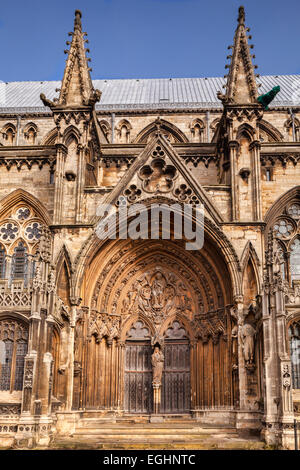 Façade Sud, la cathédrale de Lincoln, Lincolnshire, Angleterre, Royaume-Uni. Banque D'Images