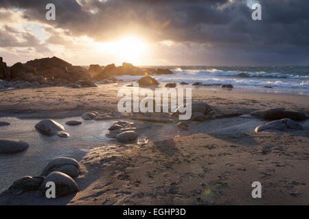 Coucher de soleil sur la plage de Cornouailles, Porth Nanven' ', Cornwall, England, UK Banque D'Images