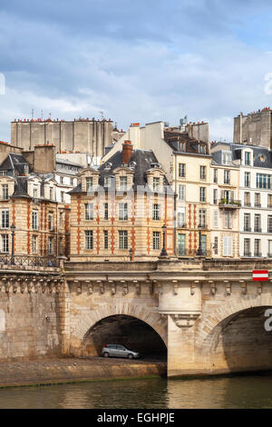 Pont Neuf. Le plus vieux pont sur la Seine à Paris, France. Photo verticale Banque D'Images