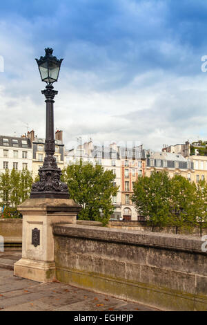 Lampe de rue du Pont Neuf, le plus vieux pont sur la Seine à Paris, France Banque D'Images