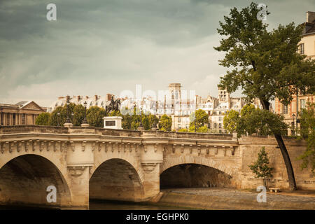 Pont Neuf. Le plus vieux pont sur la Seine à Paris, France. Vintage photo stylisée avec effet du filtre Banque D'Images